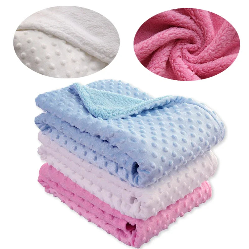 Couvertures polaire chaudes et confortables pour les nouveau-nés et bébés, offrant une sensation douce et confortable, parfaites pour les sorties en poussette.
