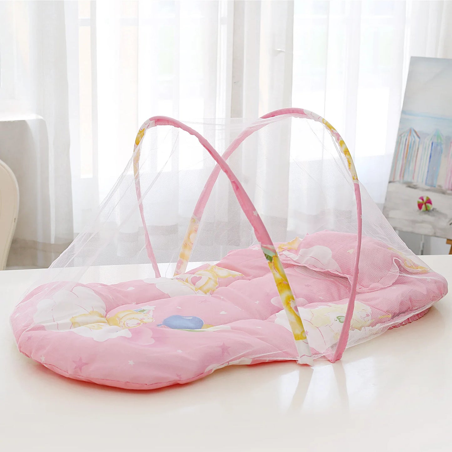 Ensemble de moustiquaires pliables pour bébés avec des oreillers en coton.
