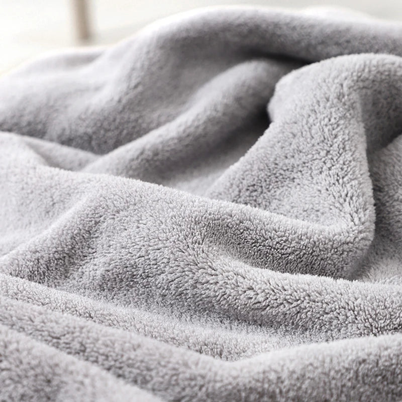 Une couverture chaude pour le bain en coton adaptée à toutes les saisons, offrant une grande capacité d'absorption.