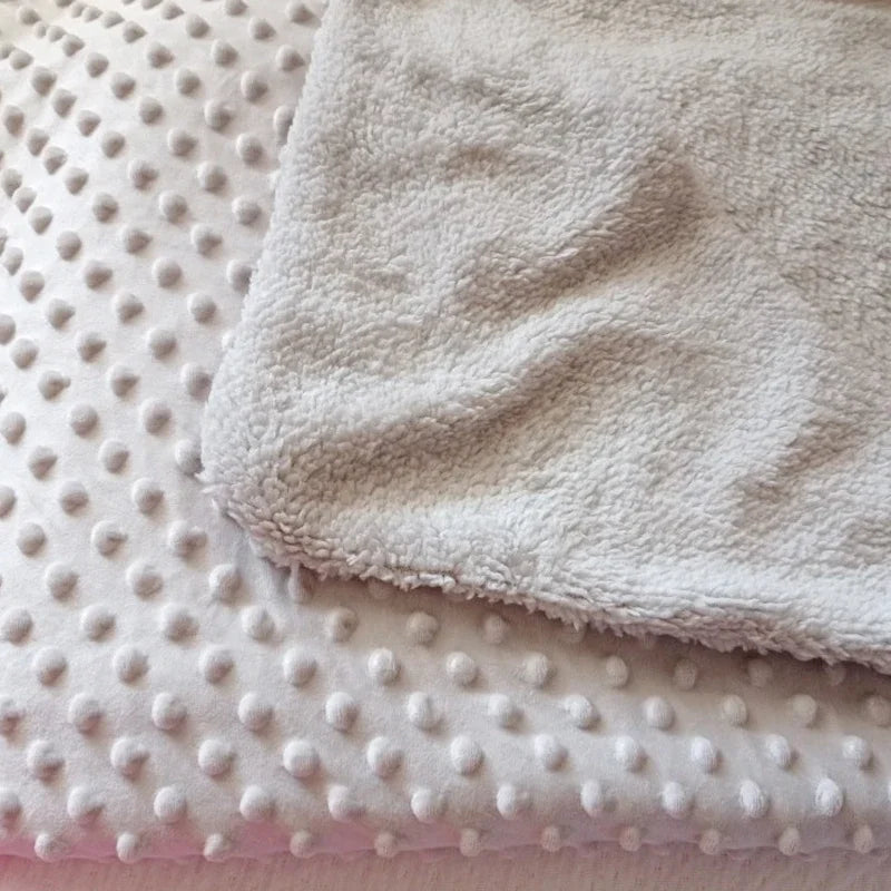 Couvertures polaire chaudes et confortables pour les nouveau-nés et bébés, offrant une sensation douce et confortable, parfaites pour les sorties en poussette.