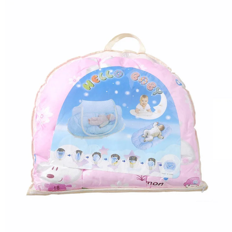 Ensemble de moustiquaires pliables pour bébés avec des oreillers en coton.