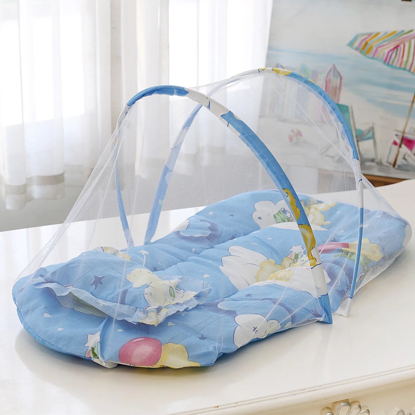 Ensemble de moustiquaires pliables pour bébés avec des oreillers en coton.