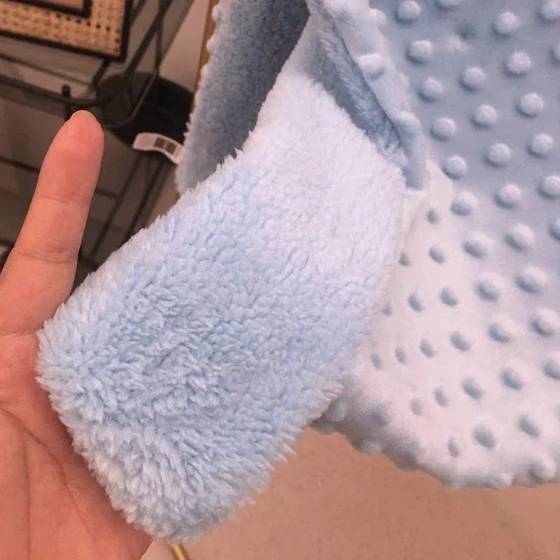Couvertures polaire chaudes et confortables pour les nouveau-nés et bébés, offrant une sensation douce et confortable, parfaites pour les sorties en poussette.